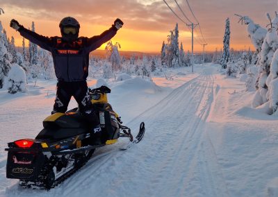 Säkkipimeä safari, auringonlasku