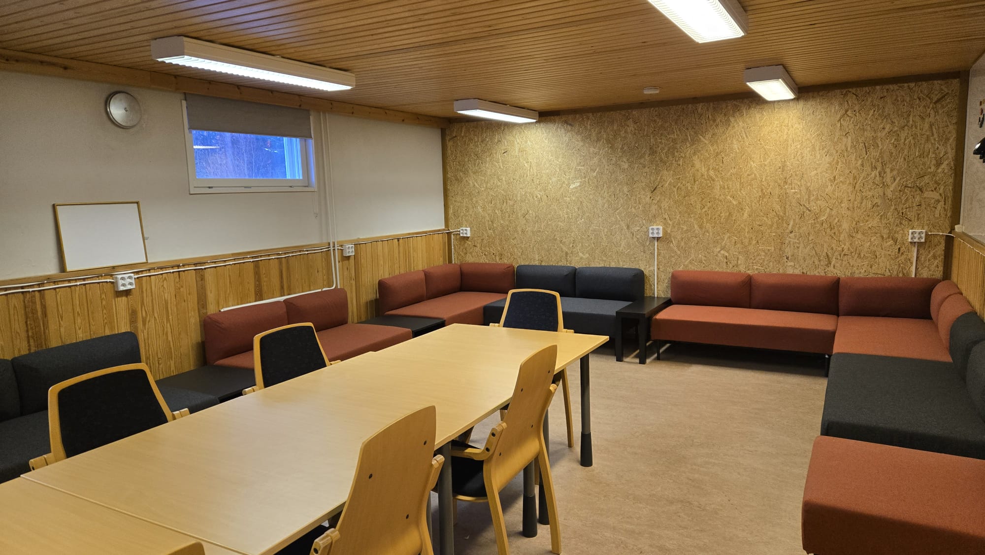 Ukkiksen moderni neuvotteluhuone