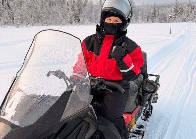 Iloinen safariasiakas