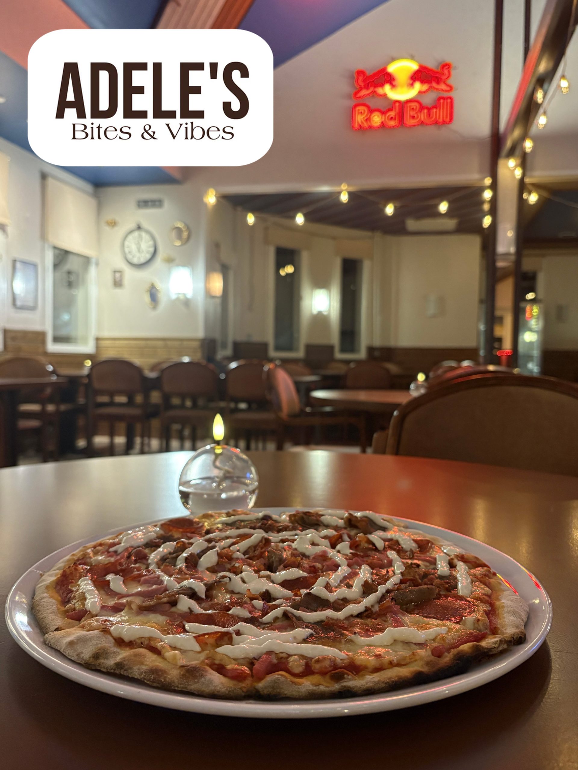 Ravintola Adele's jossa herkullinen pizza pöydällä